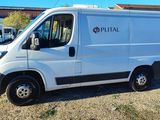 une camionnette blanche garée dans un parking