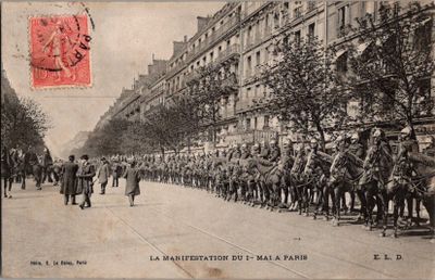 beaucoup de gens qui se promènent à cheval dans la rue