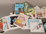 une pile de livres posés sur une table, avec des images dessus