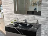 une salle de bain avec un lavabo et un miroir