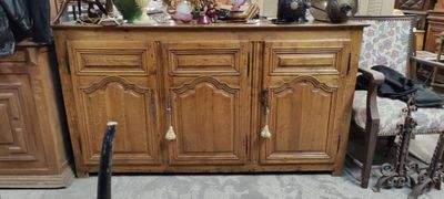 une grande armoire en bois surmontée d'un miroir