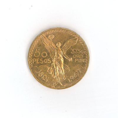 une pièce d'or ornée d'un oiseau sur une surface blanche