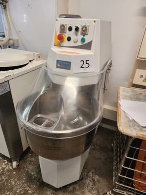 une photo d'une cuisine avec un mixeur et une machine à laver