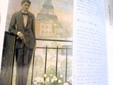 un livre ouvert sur lequel figure la photo d'un homme en smoking