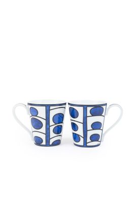 une paire de tasses à café bleues et blanches ornées de feuilles bleues