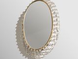 gros plan d'un miroir sur un mur à fond blanc