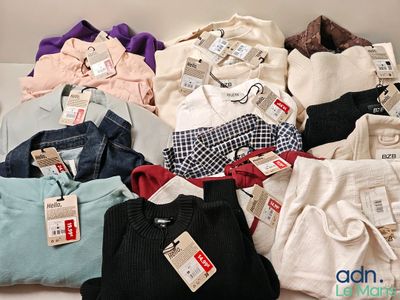 un tas de vêtements posés sur une table