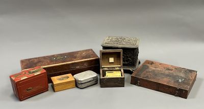 plusieurs types de boîtes différents, disposés sur une surface blanche