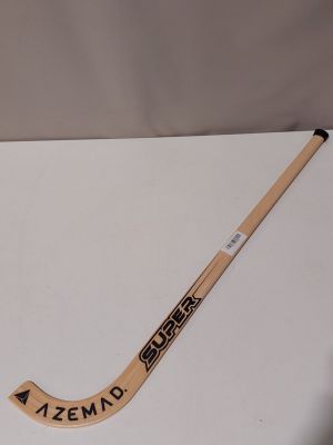 une crosse de hockey sur laquelle figure le nom de l'équipe