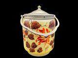 une image représentant un bocal en verre orné de feuilles