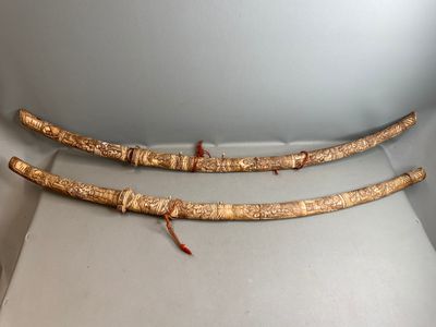 deux morceaux de bois sur lesquels on a sculpté des motifs