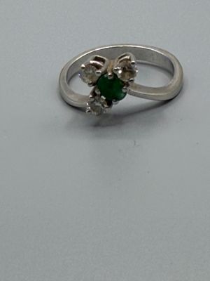 une photo d'une bague sertie d'une pierre verte