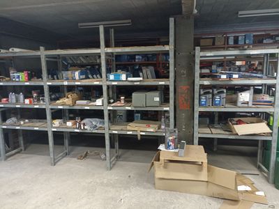 une pièce avec beaucoup de cartons et des cartons sur le sol