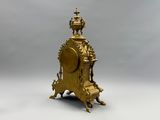 une horloge en or posée sur une table