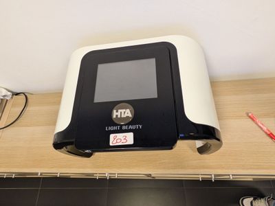 une machine blanche et noire posée sur une table en bois