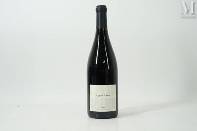 une bouteille de vin posée sur une table