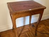 une petite table en bois avec un plateau en bois, posée sur un parquet en bois dur