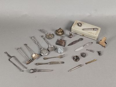 beaucoup d'objets en argent qui se trouvent sur la table