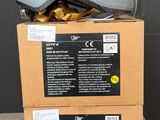 deux cartons posés sur une table, avec des casques posés dessus
