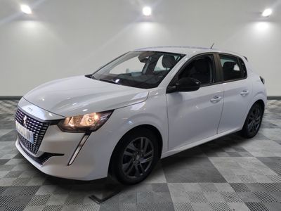 une photo d'une voiture blanche dans un showroom