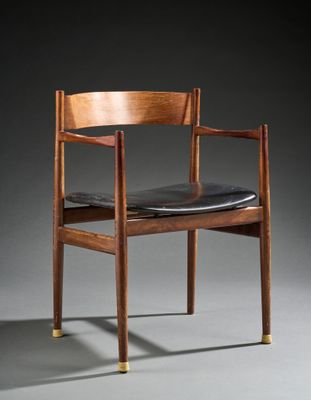 une image représentant une chaise en bois avec une assise en cuir noir