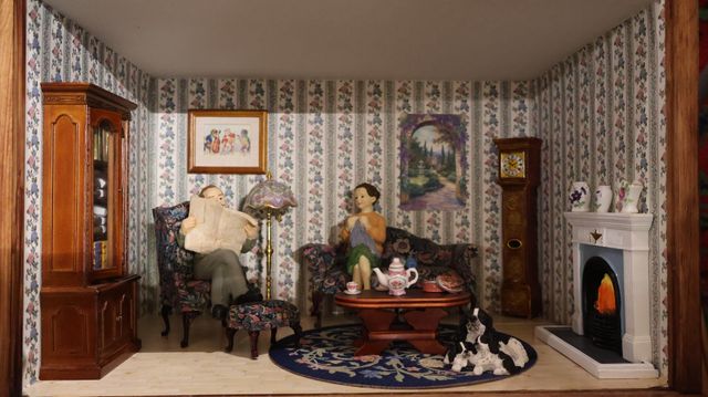Diorama. Composition miniature, dans une vitrine en bois, vitre e...