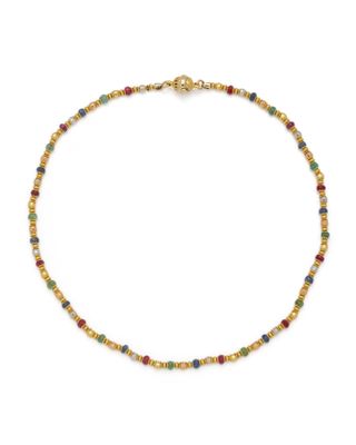 un bracelet multicolore composé de perles plaquées or