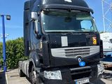 un camion noir garé dans un parking
