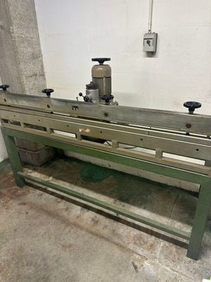 a machine that is sitting on a table in a room