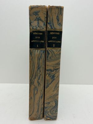 deux livres posés l'un sur l'autre sur une surface blanche