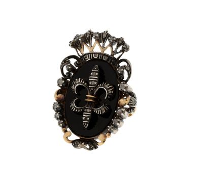 une image représentant une bague noire et dorée ornée d'une couronne
