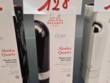 Plusieurs cartons de vin sont exposés dans un magasin
