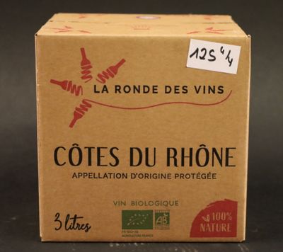 emballage d'une boîte de vin posée sur une table, sur laquelle est collé un autocollant