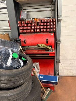 un tas de pneus et d'autres objets dans un garage