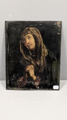 un vieux tableau représentant une femme tenant un chapelet sur un fond blanc