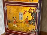une armoire ornée d'un tableau, placée dans un coin de la pièce