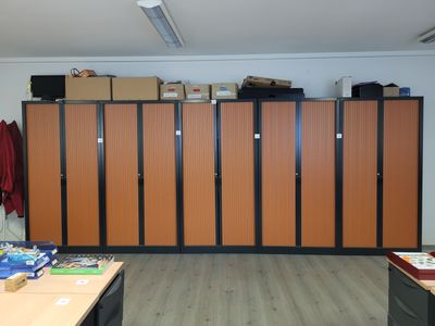 une pièce où se trouvent de nombreux casiers