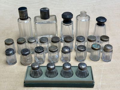 de nombreuses salières et poivrières sur la table