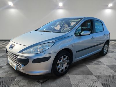 la petite voiture argentée est garée dans la pièce au sol en damier