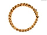 un gros plan d'un bracelet en or orné d'un diamant