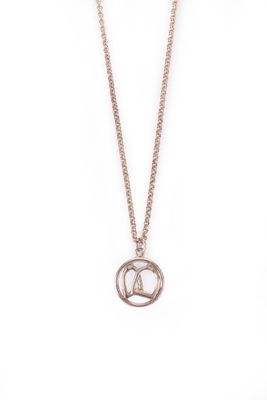 une femme portant un collier orné d'un cœur