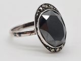 Gros plan sur une bague ornée d'une pierre noire