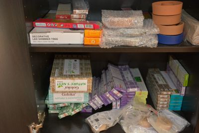une étagère remplie de provisions et de produits de première nécessité dans un placard