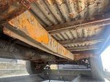 un gros camion rouillé garé sur le bord de la route