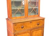 un vieux vaisselier en bois avec portes et tiroirs en verre