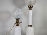 paire de lampes de table blanches et dorées avec des globes en verre