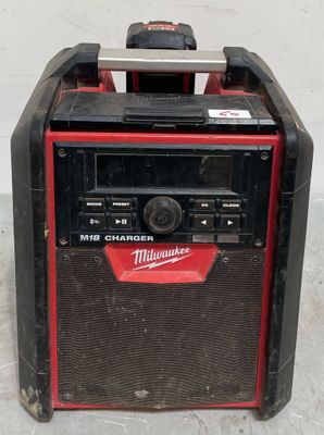 La radio est posée sur la table dans la pièce.