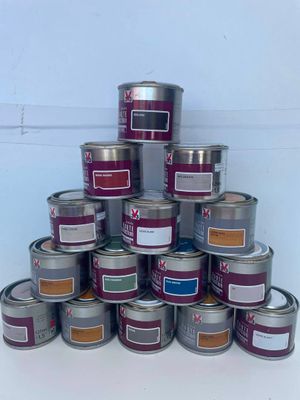 plusieurs pots de peinture sont empilés les uns sur les autres