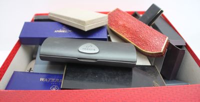 une boîte rouge remplie de divers gadgets électroniques