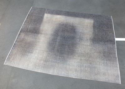 une photo d'un morceau de tissu posé par terre
